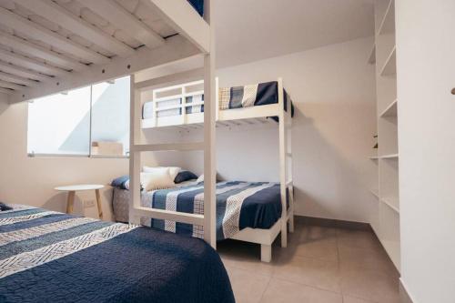 1 Schlafzimmer mit 2 Etagenbetten und einem Fenster in der Unterkunft Hermosa casa de playa Balneario Puerto viejo in Salinas