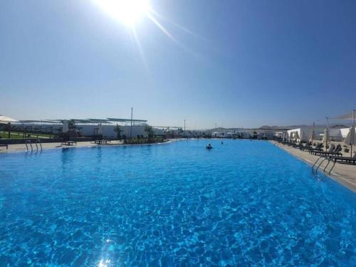 ein großer Pool mit blauem Wasser in einem Resort in der Unterkunft Hermosa casa de playa Balneario Puerto viejo in Salinas