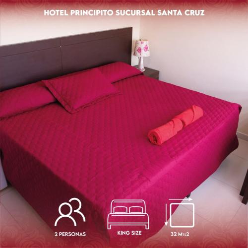 Una cama rosa con un edredón rosa. en PRINCIPITO SANTA CRUZ en Santa Cruz de la Sierra