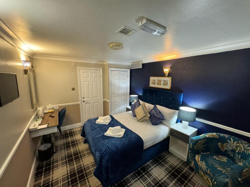 Theydon Boisにある4 Sisters Innのベッドとシンク付きの小さなホテルルームです。