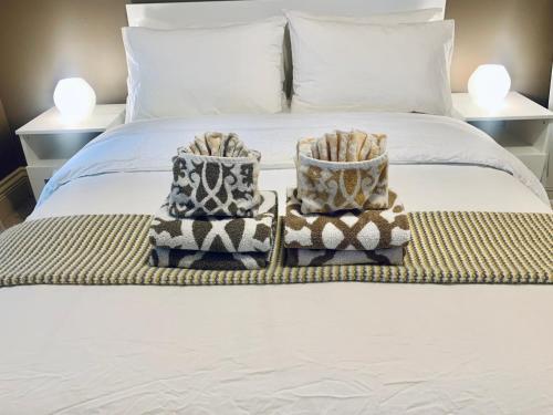 Un dormitorio con una cama con dos cestas. en Langley独立洗手间的一楼温馨客房 en Pitt Meadows
