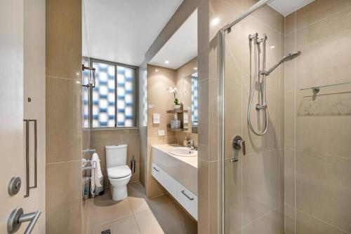 Koupelna v ubytování Beautiful Apt in Luxe Beachside Noosa Resort