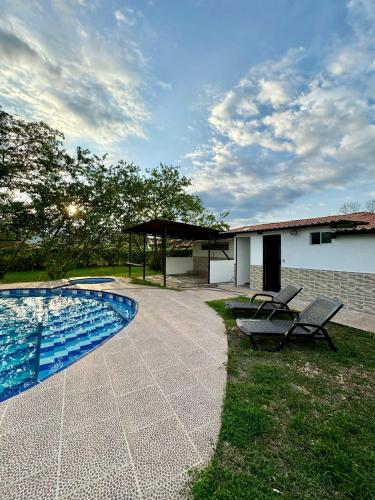 um quintal com uma piscina e um gazebo em Finca del Eje em Viterbo