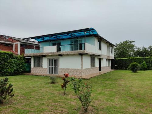 uma casa com um grande quintal em frente em Finca del Eje em Viterbo