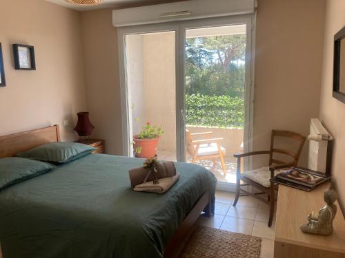 une chambre avec un lit avec un sac à main dessus dans l'établissement T2 élégant, à Montpellier