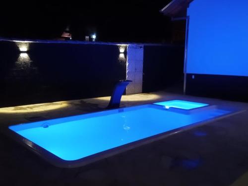 eine Badewanne mit blauem Licht im Dunkeln in der Unterkunft Chalé Vale Sereno Classic in Camanducaia