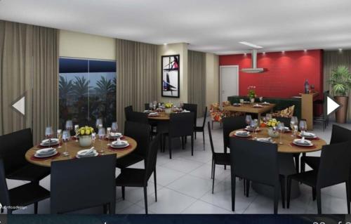 a dining room with tables and chairs in a restaurant at Apartamento Aguas Claras in Águas Claras