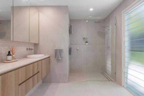 Ένα μπάνιο στο Paradise on Pacific ~ New Sunshine Beach Luxe Home