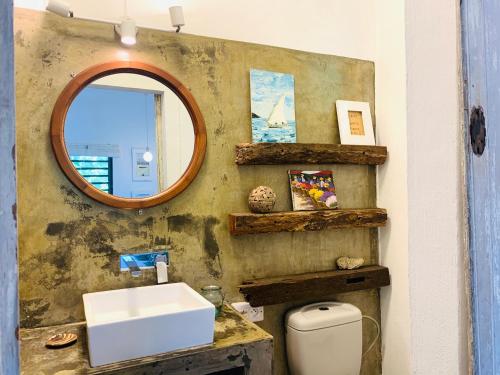 La salle de bains est pourvue d'un lavabo et d'un miroir. dans l'établissement Studio, plunge pool, big garden,beach very close, à Rivière Noire