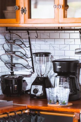 a kitchen counter with a blender on a counter top at German Home Tobias in Bahía de la Academia