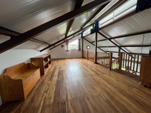 a large room with wooden floors and windows at German Home Tobias in Bahía de la Academia