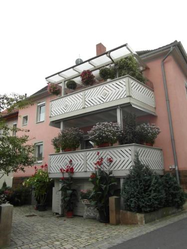 ein Gebäude mit Blumen und Pflanzen darauf in der Unterkunft Ferienwohnung in Bischberg mit Großem Balkon in Bischberg