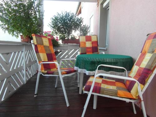 2 Stühle und ein Tisch auf dem Balkon in der Unterkunft Ferienwohnung in Bischberg mit Großem Balkon in Bischberg