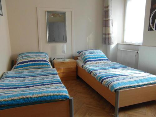 2 Einzelbetten in einem Zimmer mit Fenster in der Unterkunft Ferienwohnung in Bischberg mit Großem Balkon in Bischberg