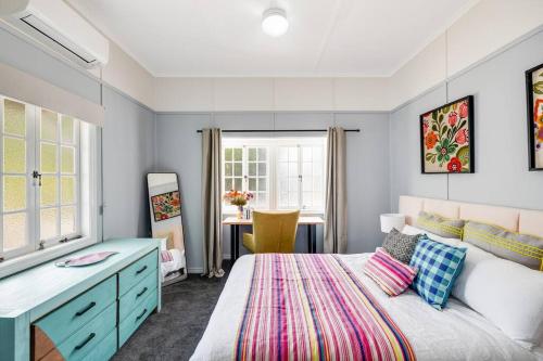une chambre avec un lit et un bureau dans l'établissement Camellia Cottage! CBD Diamond!, à Toowoomba