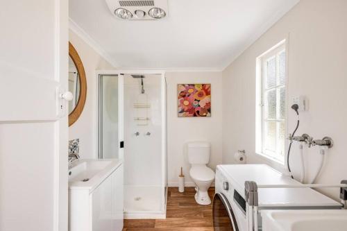 une salle de bain blanche avec un lavabo et des toilettes dans l'établissement Camellia Cottage! CBD Diamond!, à Toowoomba