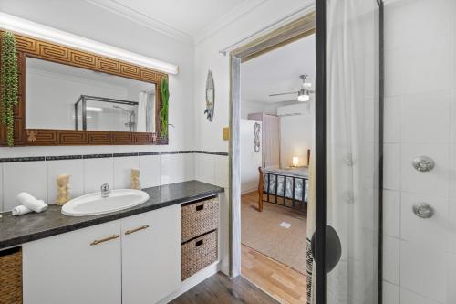 Postel nebo postele na pokoji v ubytování Cotton Tree Tranquil Gem Central Apartment