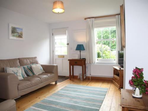 sala de estar con sofá y mesa en Green Cottages, en Sittingbourne