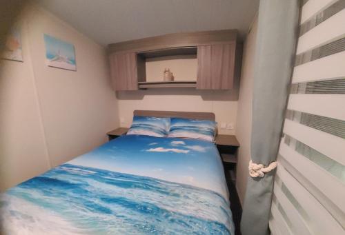 1 dormitorio pequeño con 1 cama en una habitación pequeña en Millie’s caravan en Abergele