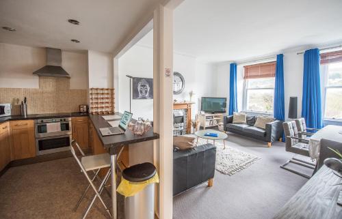 cocina y sala de estar con sofá y mesa en Grosvenor Pad - Lovely 2-bed Flat - FREE ON STREET PARKING, en Bath