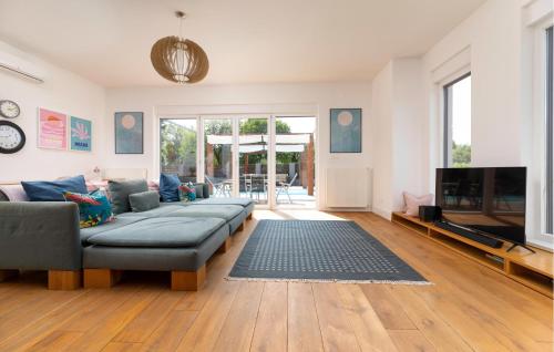 un salon avec un canapé et une télévision à écran plat dans l'établissement 3 Bedroom Stunning Home In Rasopasno, à Rasopasno