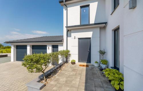 une maison blanche avec une cour avec des plantes dans l'établissement 3 Bedroom Stunning Home In Rasopasno, à Rasopasno