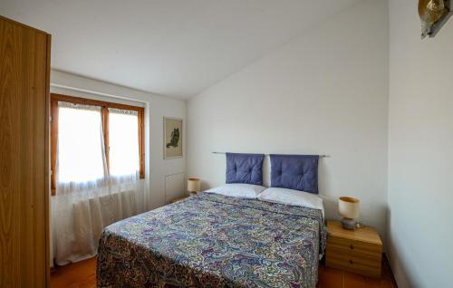 1 dormitorio con cama y ventana en Domus Dado, en Tavarone