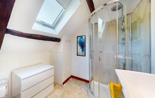 ein Bad mit einer Dusche und einem Waschbecken in der Unterkunft Cozy Home In Sglien With Wifi in Séglien