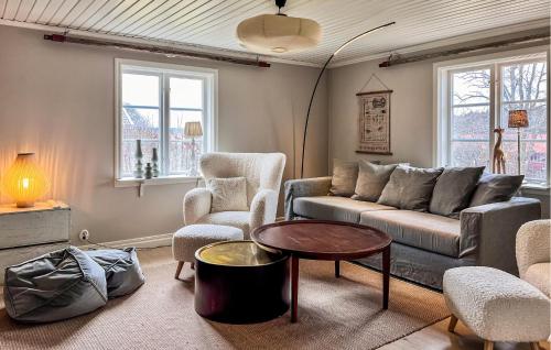 アリングソースにある3 Bedroom Lovely Home In Alingsåsのソファと椅子とテーブルのあるリビングルーム