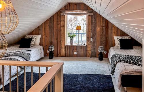 Pokój na poddaszu z 2 łóżkami i oknem w obiekcie 3 Bedroom Lovely Home In Alingss w mieście Alingsås