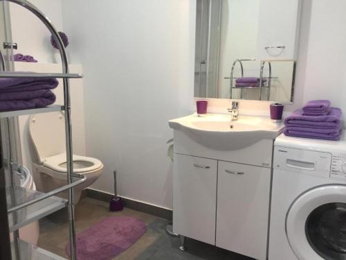 ein Badezimmer mit Waschbecken und Waschmaschine in der Unterkunft Apartments with a parking space Kastel Gomilica, Kastela - 22714 in Kaštela