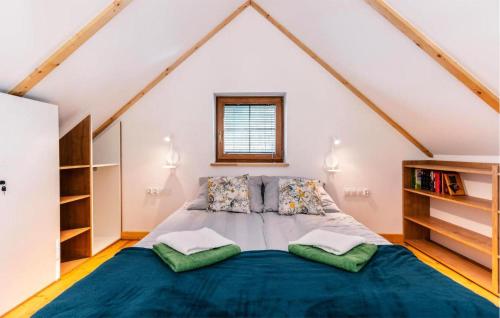 ein Schlafzimmer mit einem großen Bett im Dachgeschoss in der Unterkunft Beautiful Home In Poleczyno With Wifi in Połęczyno