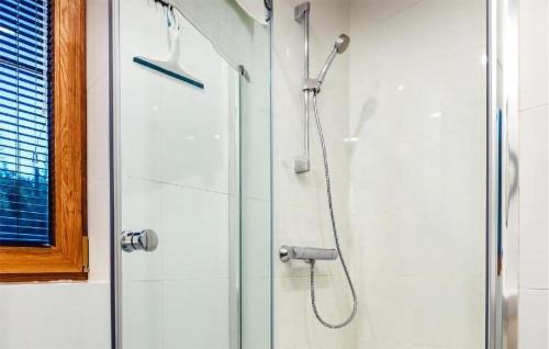 eine Dusche im Bad mit Glastür in der Unterkunft Beautiful Home In Poleczyno With Wifi in Połęczyno