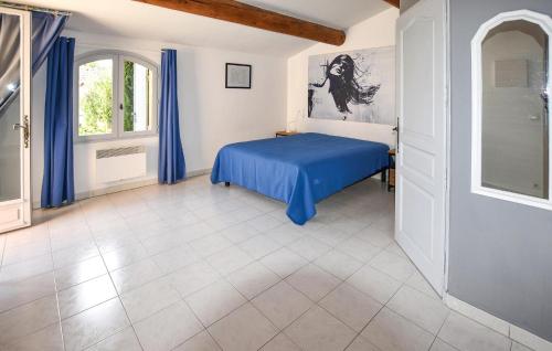 1 dormitorio con cama azul y cortinas azules en Awesome Home In La Tour-daigues With Private Swimming Pool, Can Be Inside Or Outside, en La Tour-dʼAigues