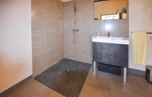 y baño con lavabo y ducha. en Awesome Home In La Tour-daigues With Private Swimming Pool, Can Be Inside Or Outside, en La Tour-dʼAigues