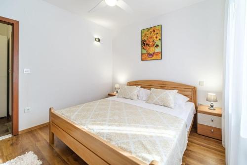 a bedroom with a large bed with white sheets at Apartments by the sea Sutivan, Brac - 22721 in Sutivan