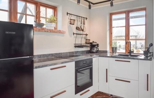 Kuchyň nebo kuchyňský kout v ubytování Stunning Home In Ystad With Kitchen