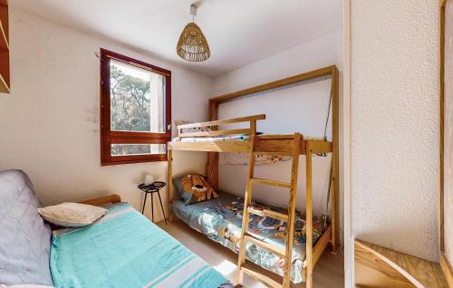 Uma ou mais camas em beliche em um quarto em 1 Bedroom Awesome Apartment In Saint-georges-de-didon