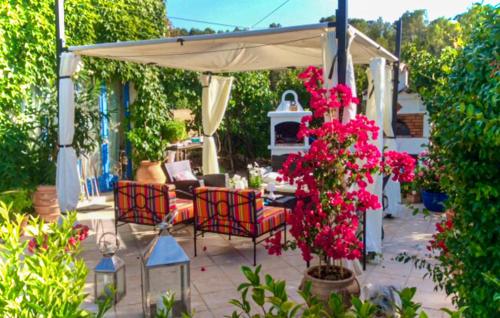 - une terrasse avec une table, des chaises et des fleurs dans l'établissement Nice Home In Lorgues With Wifi, à Lorgues