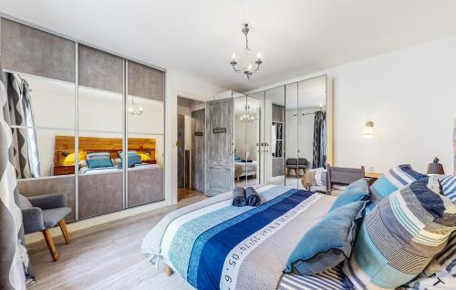 een slaapkamer met een groot bed met blauwe kussens bij Nice Home In Royan With Wifi in Royan