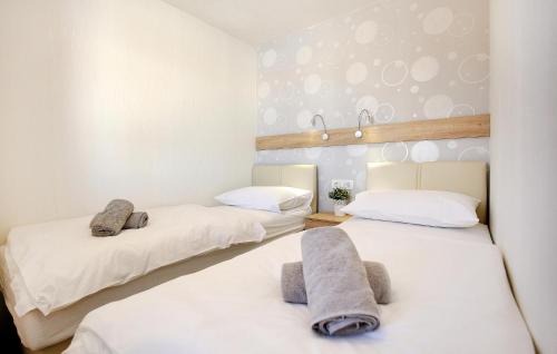 2 Bedroom Stunning Home In Murter tesisinde bir odada yatak veya yataklar