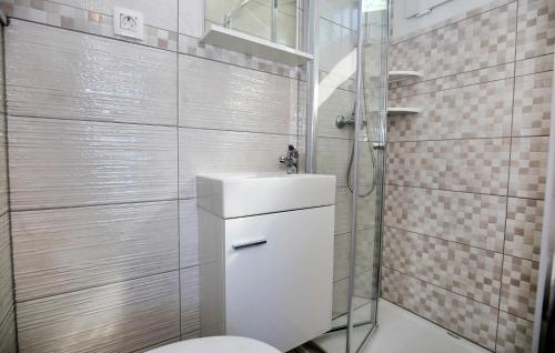 2 Bedroom Stunning Home In Murter tesisinde bir banyo