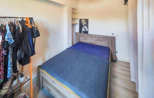 um quarto com uma cama e um armário com roupas em Awesome Home In Bessan With Wifi em Bessan