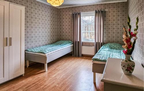 Säng eller sängar i ett rum på Nice Home In Rrvik With Wifi