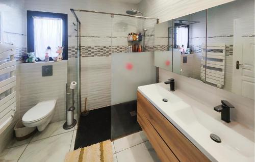 uma casa de banho com um WC, uma banheira e um lavatório. em Awesome Home In Bessan With Wifi em Bessan