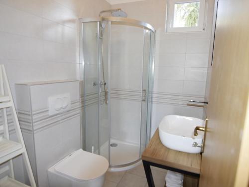 Ένα μπάνιο στο Apartments with parking spaces Dajla, Novigrad - 22735