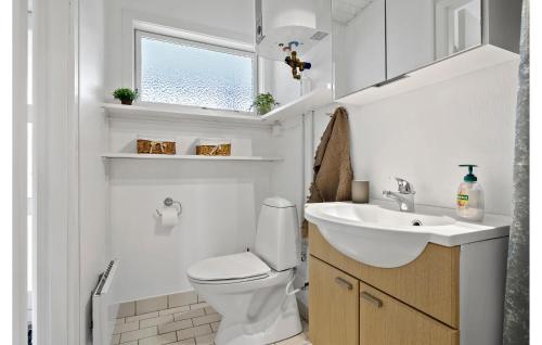 Et badeværelse på Awesome Apartment In Nex With Indoor Swimming Pool