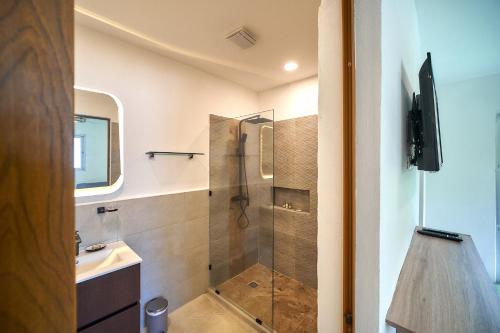 W łazience znajduje się prysznic i umywalka. w obiekcie Empyrean Tropical Wellness Portillo w mieście Las Terrenas