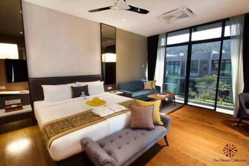 فندق سينانج بلازا بيتش في بانتايْ سينانج: غرفة نوم كبيرة مع سرير كبير وأريكة