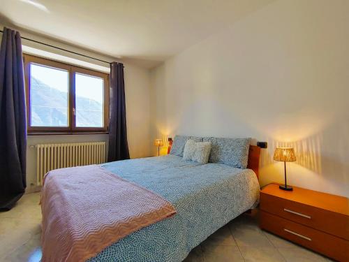 1 dormitorio con cama y ventana en Panorama Mera, en Sorico